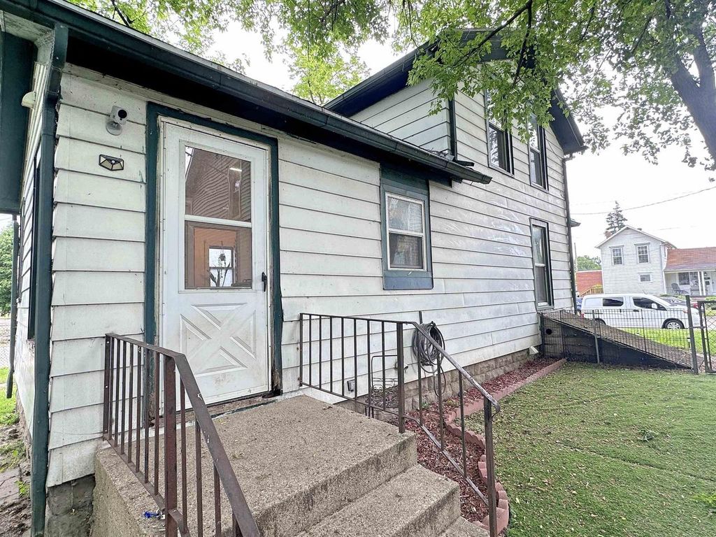 Photo of 102 Union STREET, Janesville, WI 53548 (MLS # 2024071)
