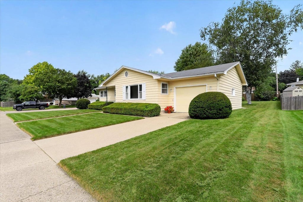 Photo of 2016 Moreland DRIVE, Janesville, WI 53548 (MLS # 2031781)