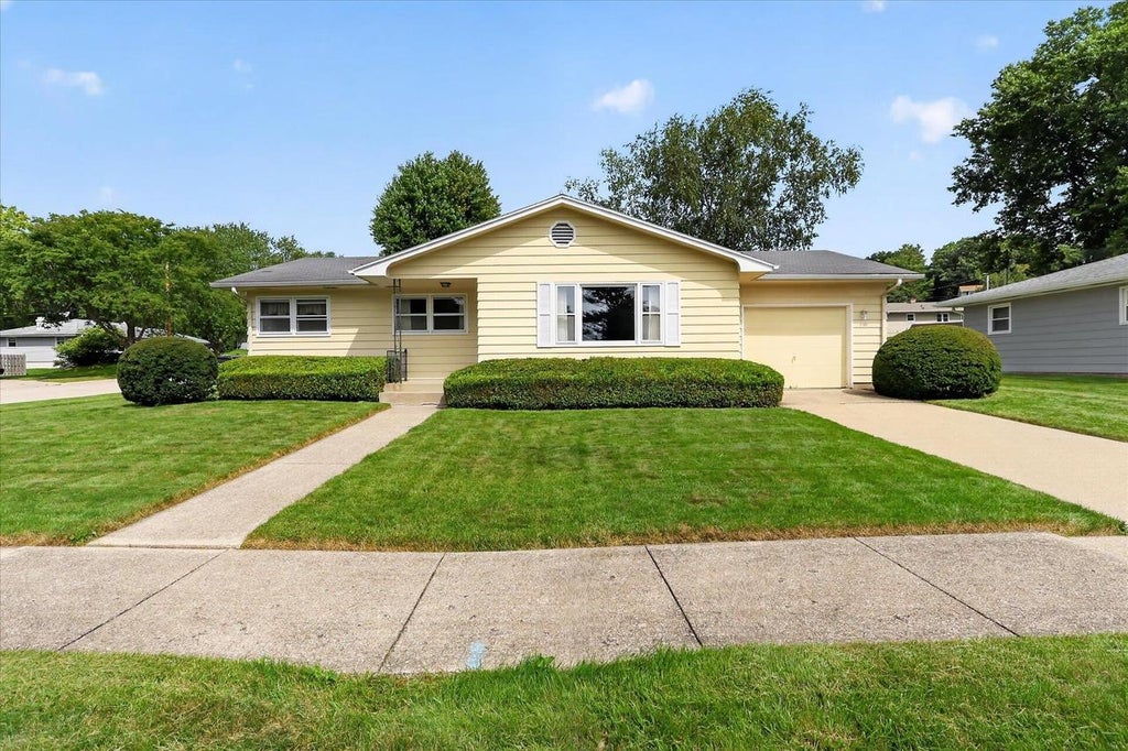 Photo of 2016 Moreland DRIVE, Janesville, WI 53548 (MLS # 2031781)