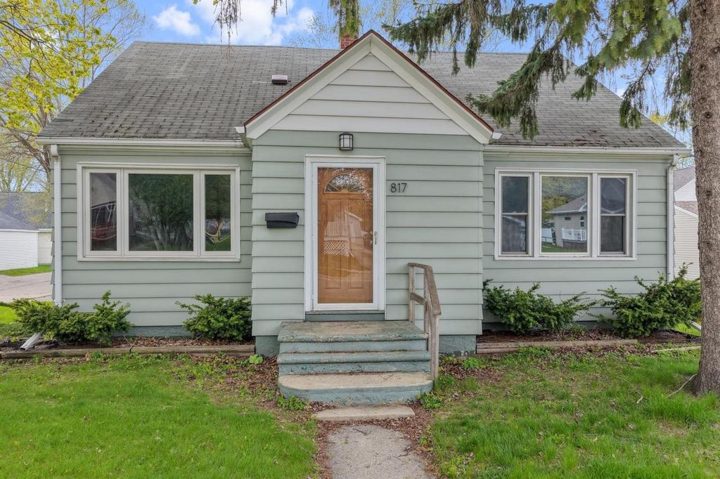 Photo of 817 N Henry STREET, Green Bay, WI 54302 (MLS # 50325116)