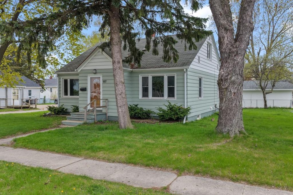 Photo of 817 N Henry STREET, Green Bay, WI 54302 (MLS # 50325116)