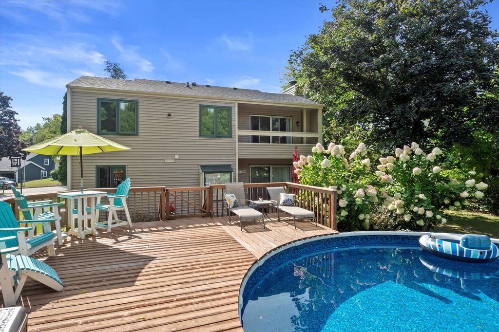 Photo of 207 Parkview COURT, Pewaukee, WI 53072 (MLS # 1951435)