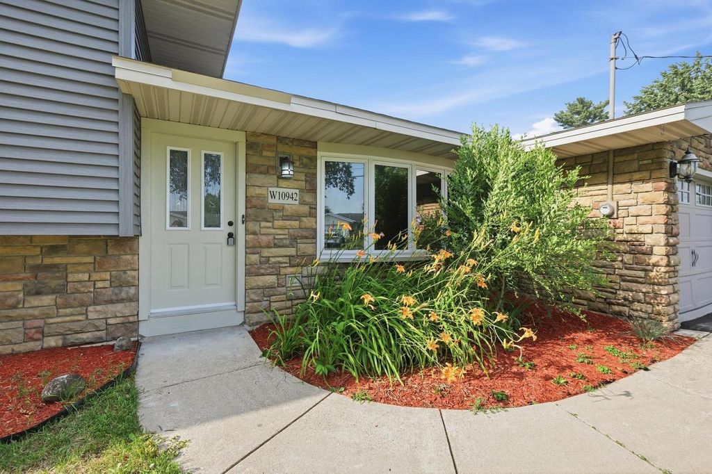 Photo of W10942 Bayview DRIVE, Lodi, WI 53555 (MLS # 2026890)