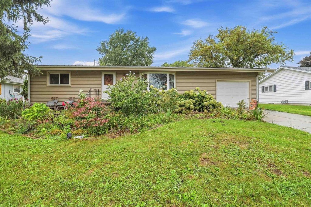 Photo of 206 Sharp AVENUE, Reeseville, WI 53379 (MLS # 2033022)