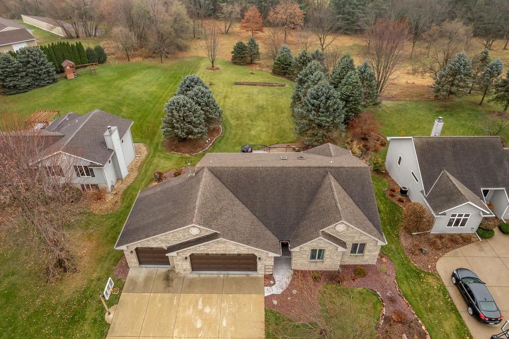 Photo of 952 Bedford DRIVE, Janesville, WI 53546 (MLS # 2012587)