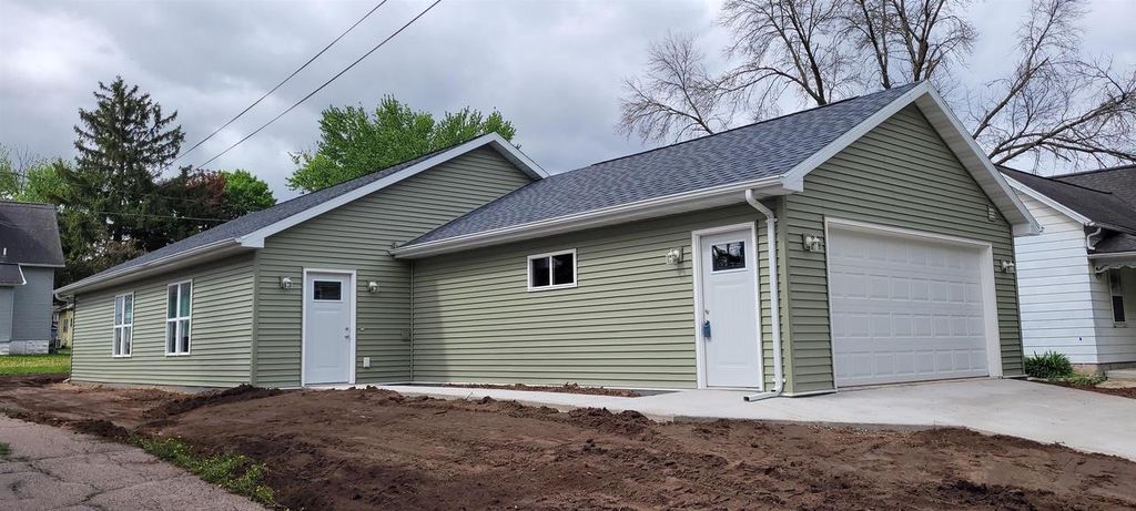 Photo of 312 E Beacon AVENUE, New London, WI 54961 (MLS # 50325820)