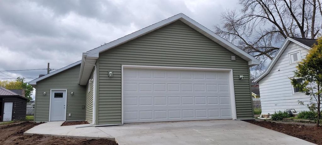 Photo of 312 E Beacon AVENUE, New London, WI 54961 (MLS # 50325820)
