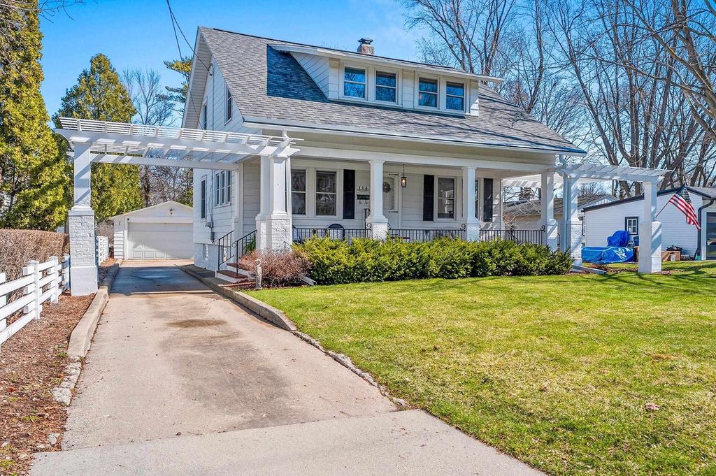 Photo of 114 W Mission ROAD, Green Bay, WI 54301 (MLS # 50323794)