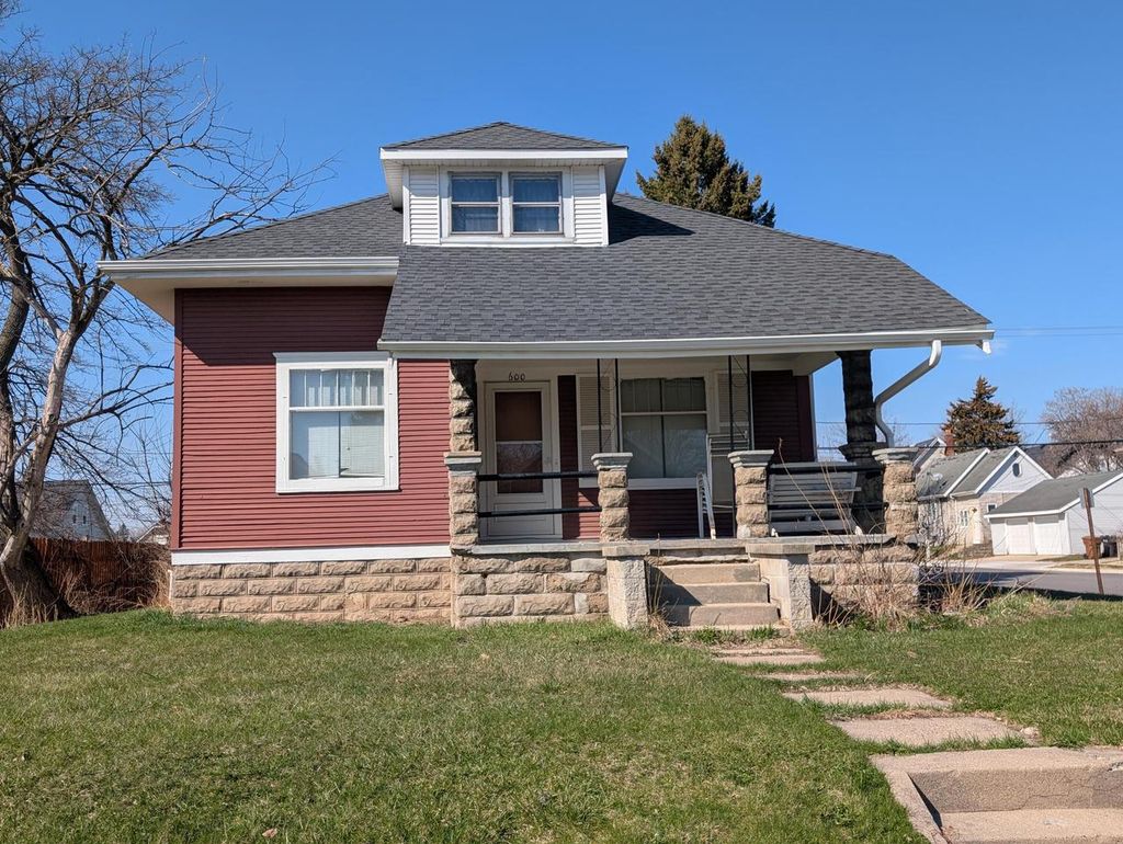 Photo of 600 Marquette AVENUE, South Milwaukee, WI 53172 (MLS # 1957230)