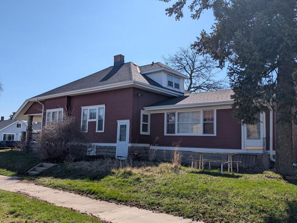 Photo of 600 Marquette AVENUE, South Milwaukee, WI 53172 (MLS # 1957230)