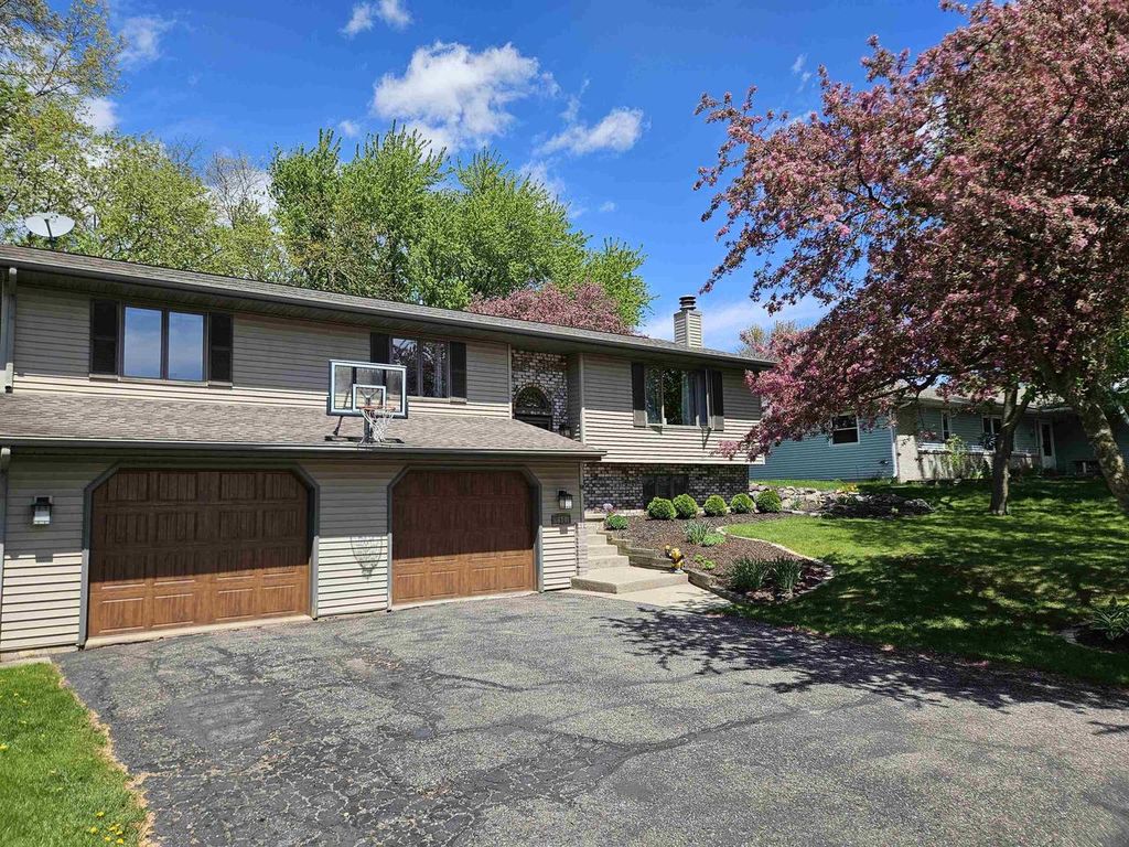 Photo of 634 Naragansett AVENUE, Baraboo, WI 53913 (MLS # 2022846)