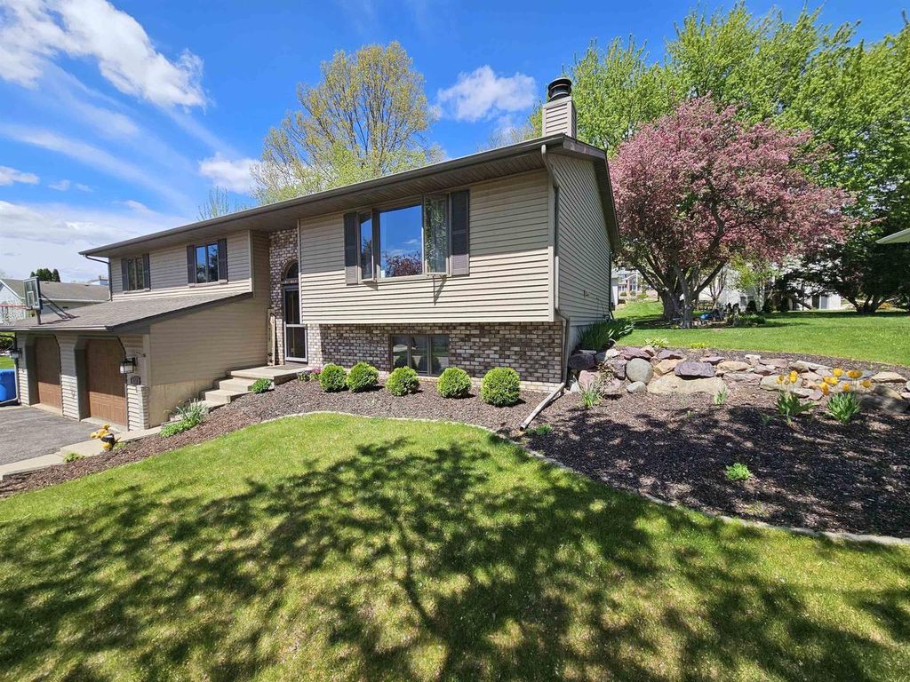 Photo of 634 Naragansett AVENUE, Baraboo, WI 53913 (MLS # 2022846)