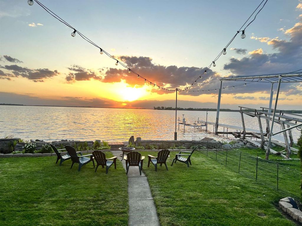 Photo of 2927 Sunset Point LANE, Oshkosh, WI 54904 (MLS # 50317661)