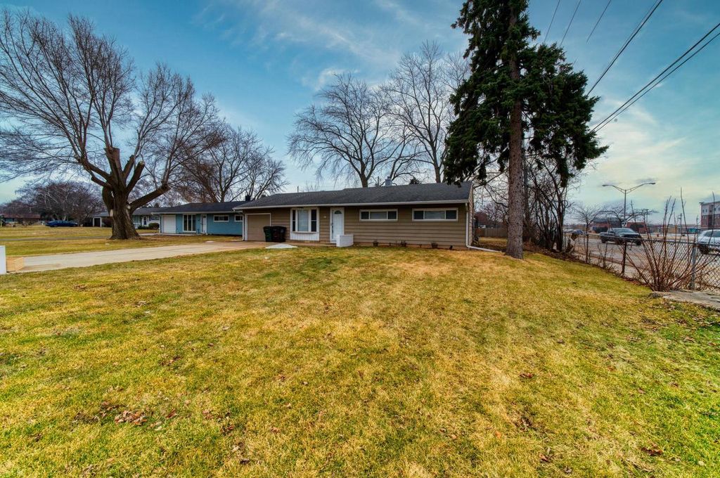 Photo of 405 W Sugar LANE, Glendale, WI 53217 (MLS # 1952185)