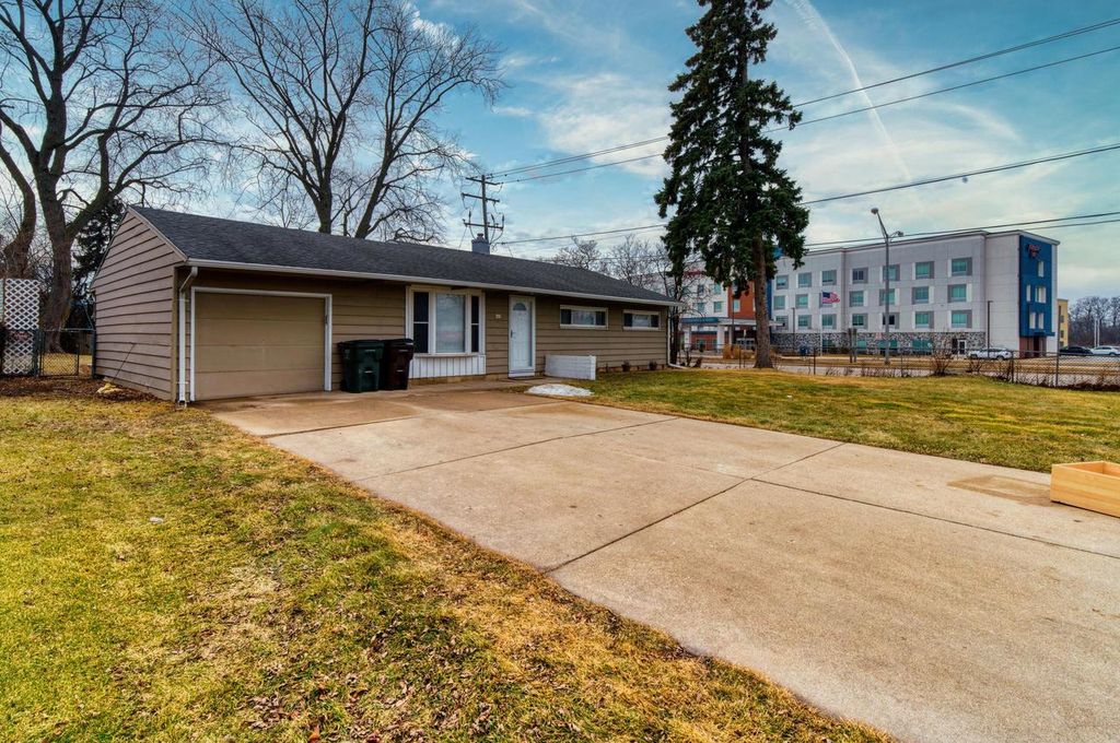 Photo of 405 W Sugar LANE, Glendale, WI 53217 (MLS # 1952185)