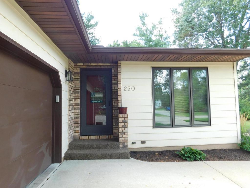 Photo of 110 Retzer View COURT, Waukesha, WI 53188 (MLS # 1942368)
