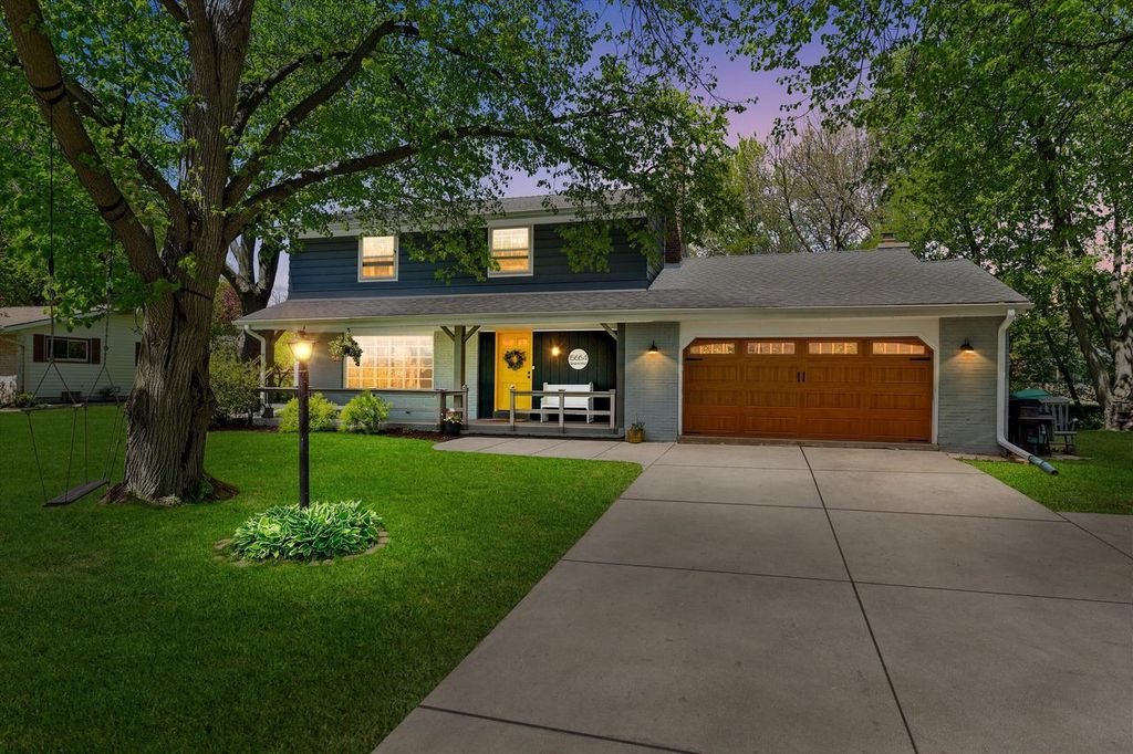 Photo of N86W15664 Shore Crest DRIVE, Menomonee Falls, WI 53051 (MLS # 1962536)