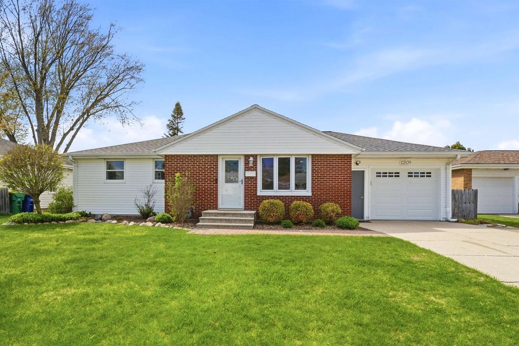 Photo of 1204 St Agnes DRIVE, Green Bay, WI 54304 (MLS # 50325433)