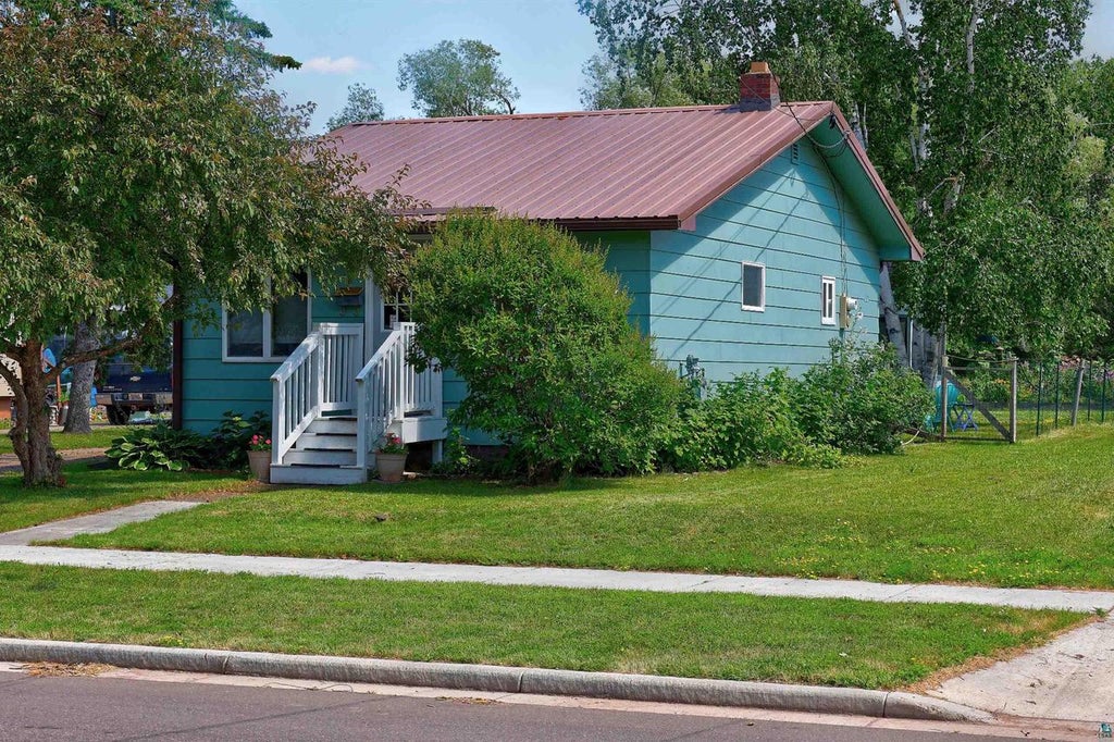Photo of 1810 6th St E ST, Ashland, WI 54806 (MLS # 6126940)