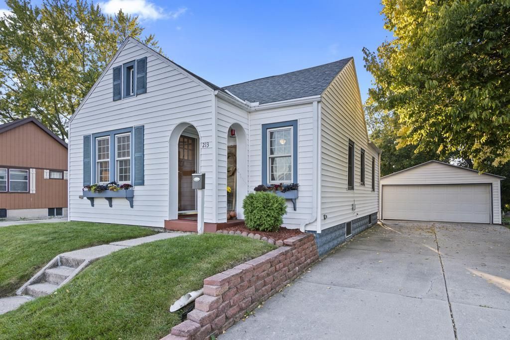 Photo of 1008 71st St STREET, Kenosha, WI 53143 (MLS # 1944633)