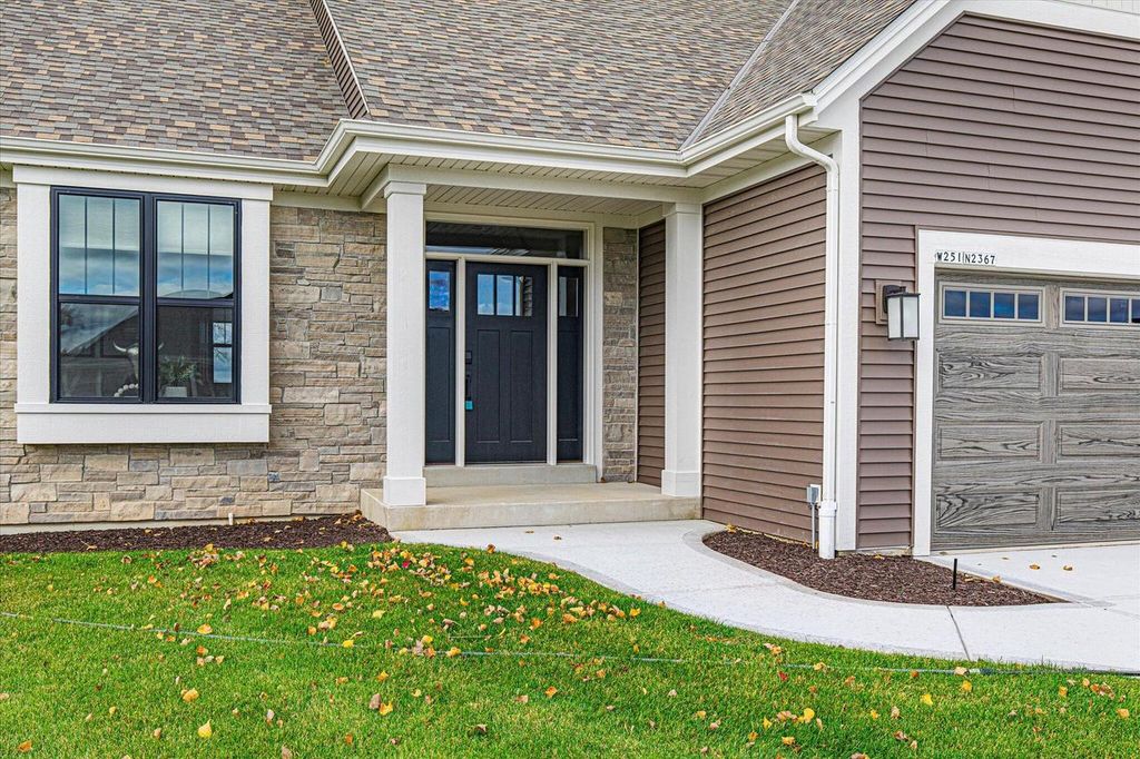 Photo of W251N2367 Valleyview CIRCLE, Pewaukee, WI 53072 (MLS # 1949748)