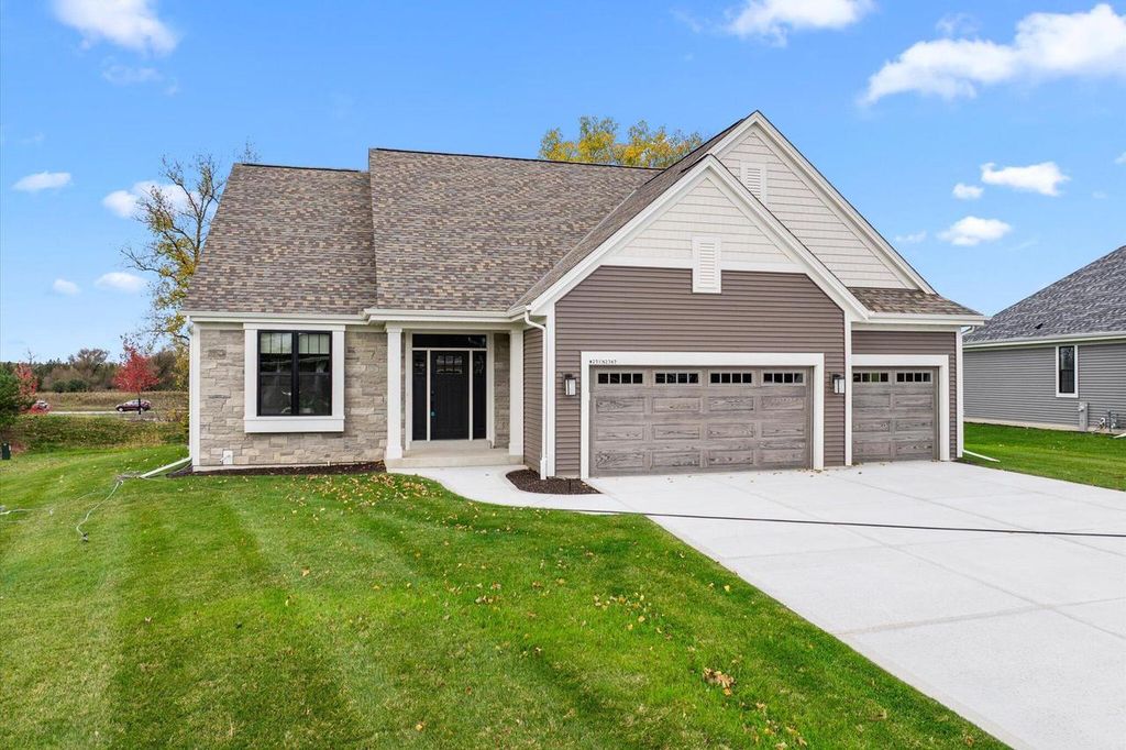 Photo of W251N2367 Valleyview CIRCLE, Pewaukee, WI 53072 (MLS # 1949748)