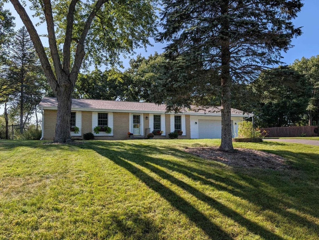 Photo of S15W37243 Willow Springs DRIVE, Dousman, WI 53118 (MLS # 2033051)