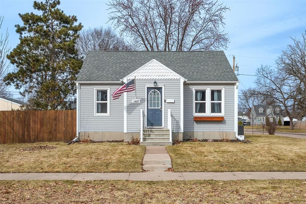 Photo of 1622 Sherwin AVENUE, Eau Claire, WI 54701 (MLS # 1599033)