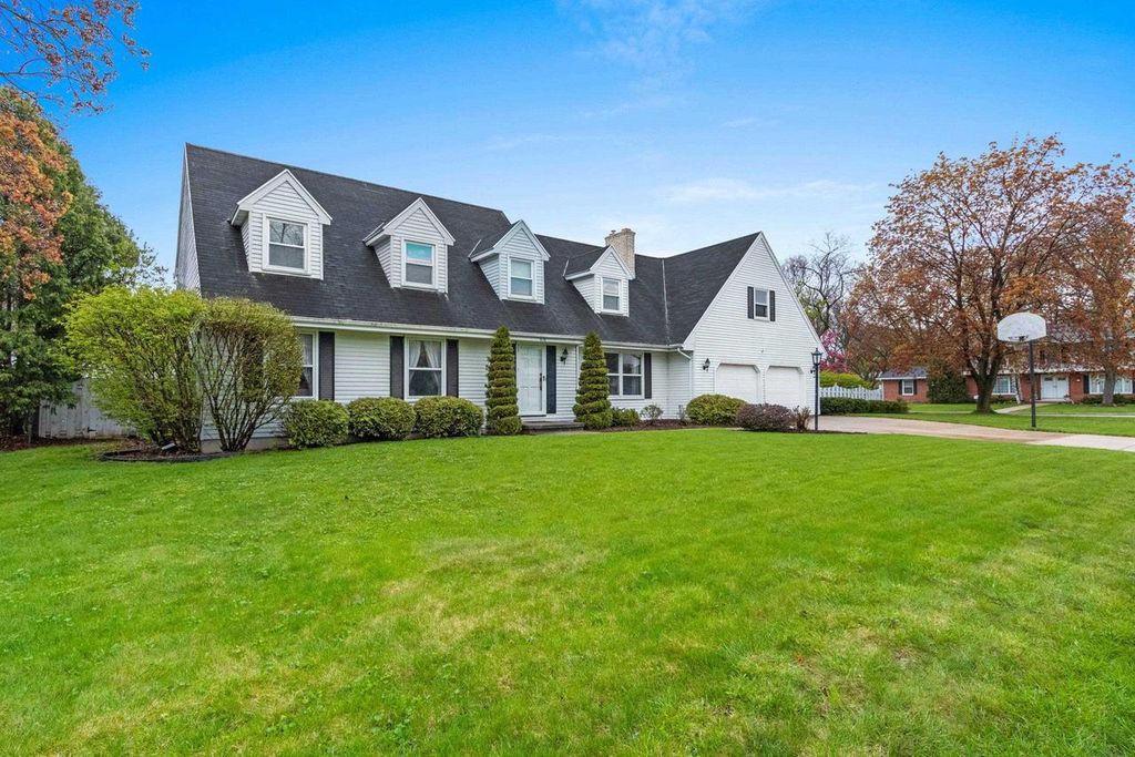 Photo of 618 Bordeaux RUE, Green Bay, WI 54301 (MLS # 50325038)