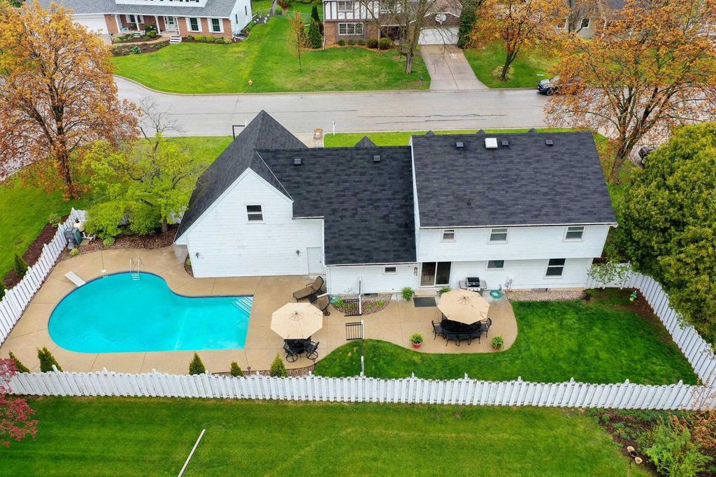 Photo of 618 Bordeaux RUE, Green Bay, WI 54301 (MLS # 50325038)