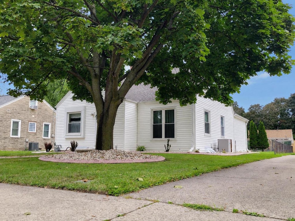 Photo of 829 N Buchanan STREET, Green Bay, WI 54303 (MLS # 50332152)