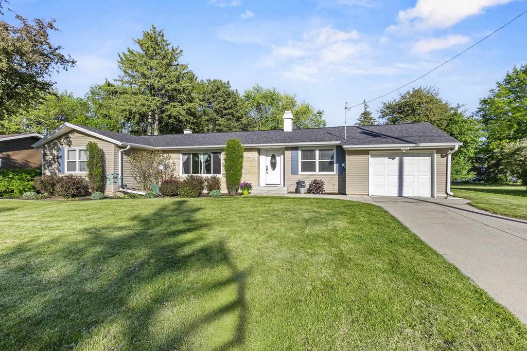 Photo of 2663 Timber LANE, Green Bay, WI 54313 (MLS # 50326259)