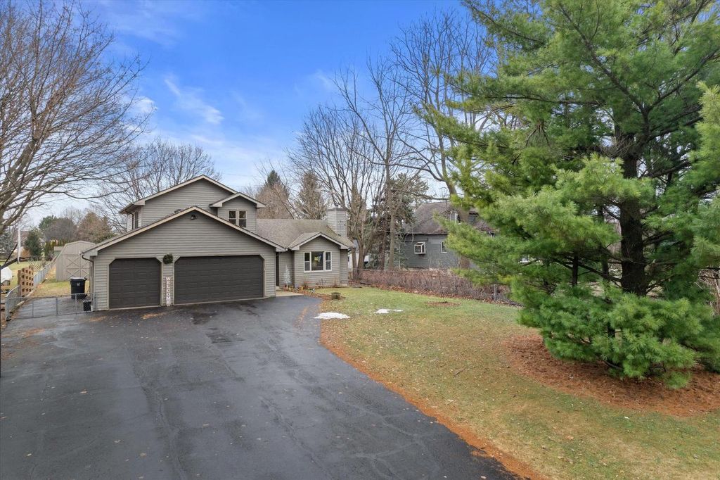 Photo of 301 S Summerset DRIVE, Mount Pleasant, WI 53406 (MLS # 1946826)