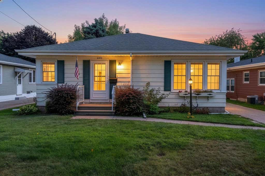 Photo of 1342 Waugoo AVENUE, Oshkosh, WI 54901 (MLS # 50331435)