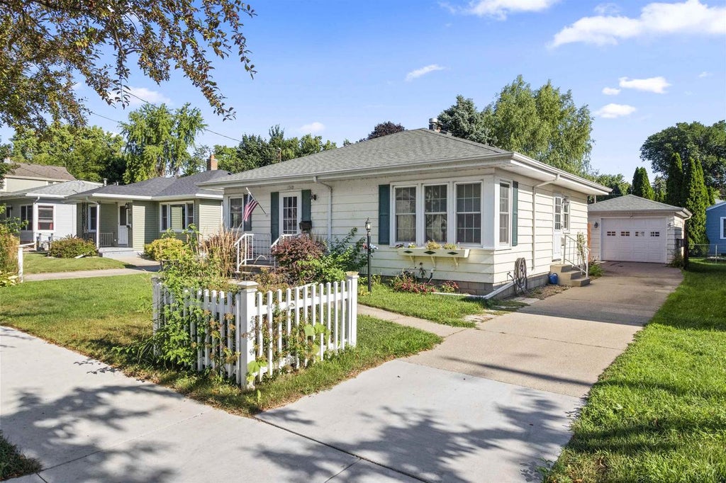 Photo of 1342 Waugoo AVENUE, Oshkosh, WI 54901 (MLS # 50331435)