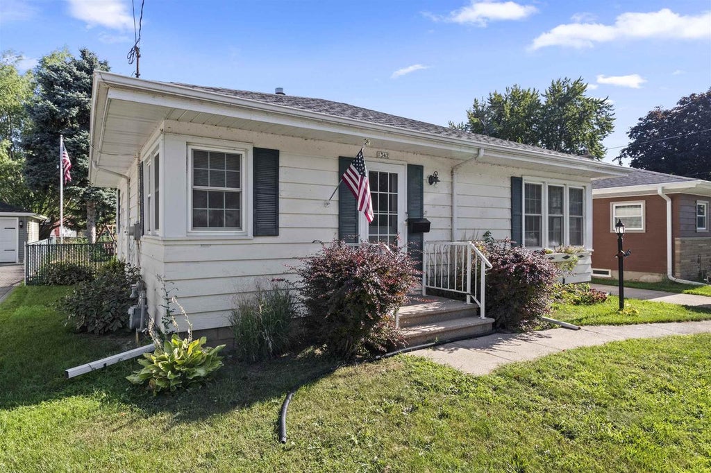 Photo of 1342 Waugoo AVENUE, Oshkosh, WI 54901 (MLS # 50331435)
