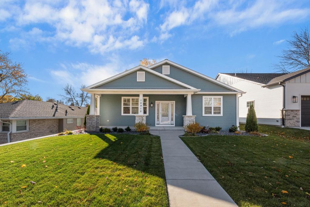 Photo of 10915 W Wisconsin AVENUE, Wauwatosa, WI 53226 (MLS # 1941594)