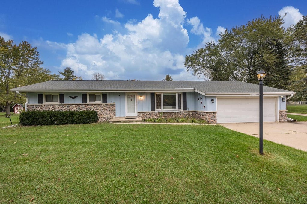 Photo of S57W25392 Lois LANE, Waukesha, WI 53189 (MLS # 1985086)