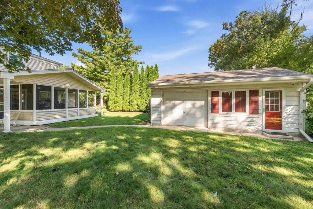 Photo of 983 Chesterton COURT, Oconomowoc, WI 53066 (MLS # 1980575)