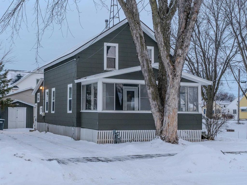 Photo of 904 W 8th AVENUE, Oshkosh, WI 54902 (MLS # 50319807)
