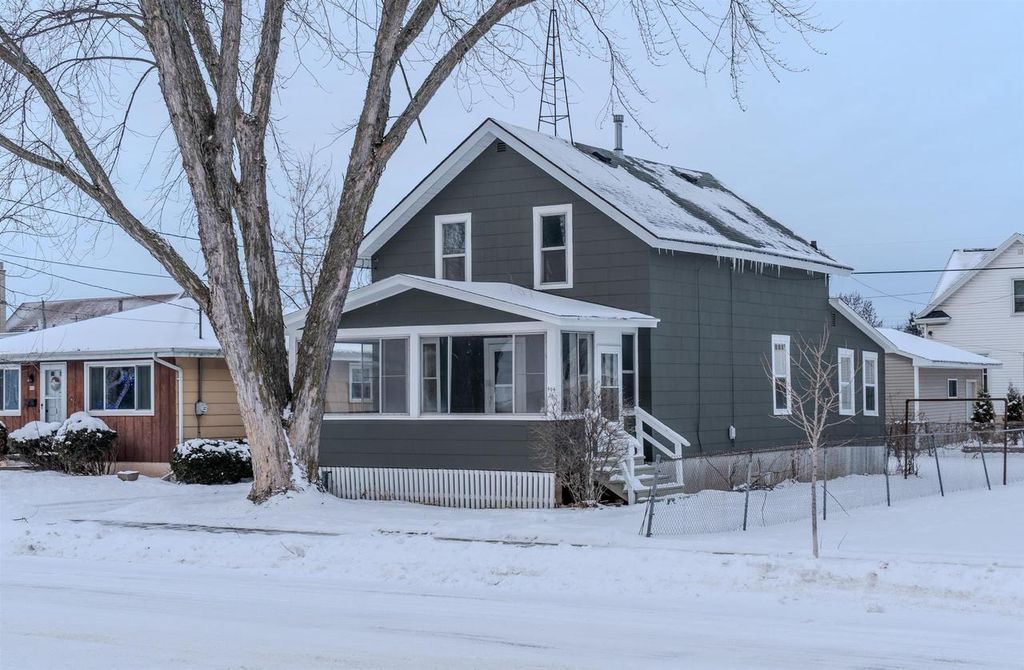 Photo of 904 W 8th AVENUE, Oshkosh, WI 54902 (MLS # 50319807)