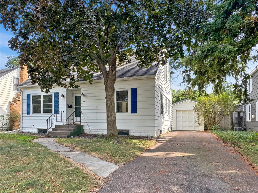 Photo of 1305 Hoover AVENUE, Eau Claire, WI 54701 (MLS # 1604669)