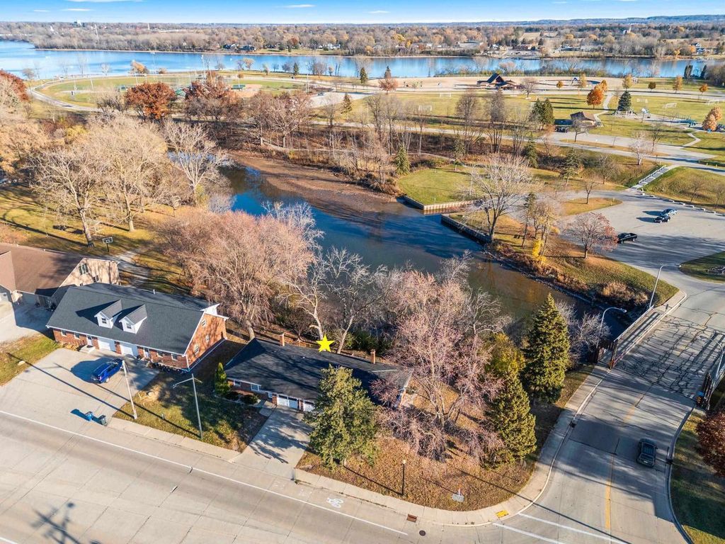 Photo of 2871 S Broadway, Green Bay, WI 54304 (MLS # 50320286)