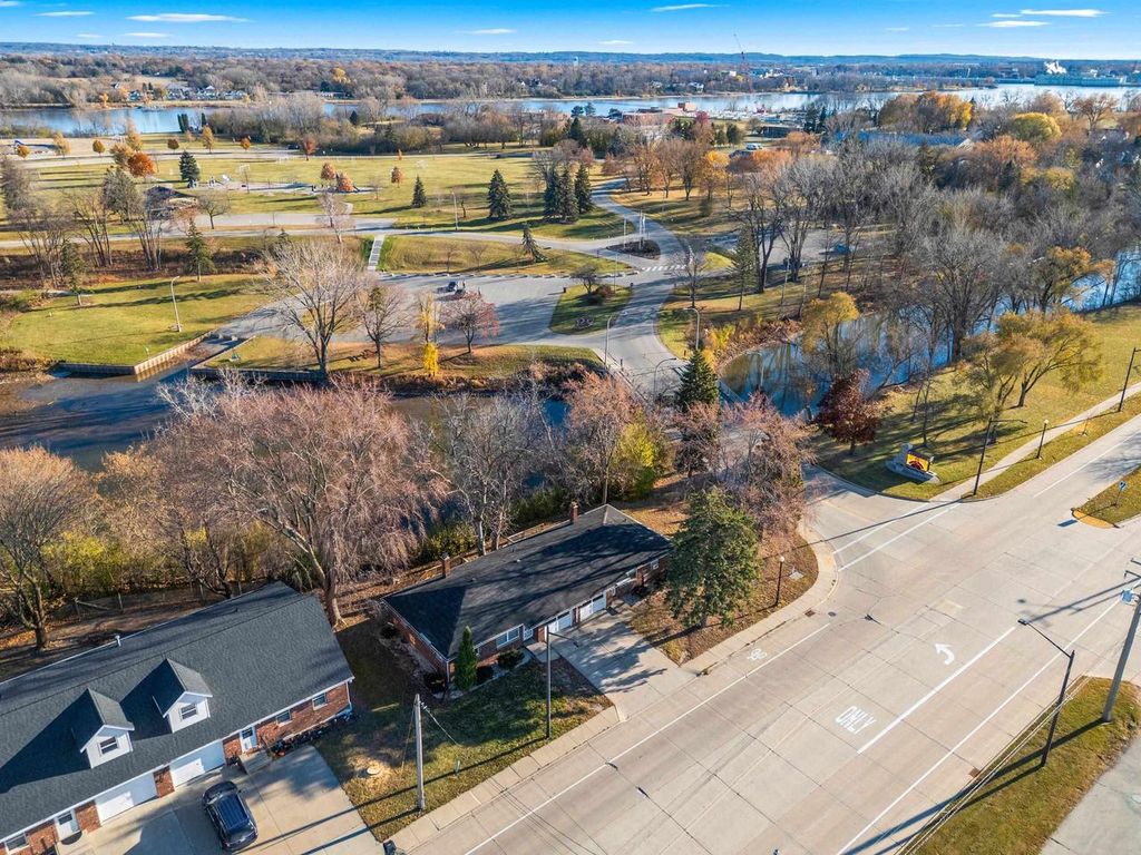 Photo of 2871 S Broadway, Green Bay, WI 54304 (MLS # 50320286)