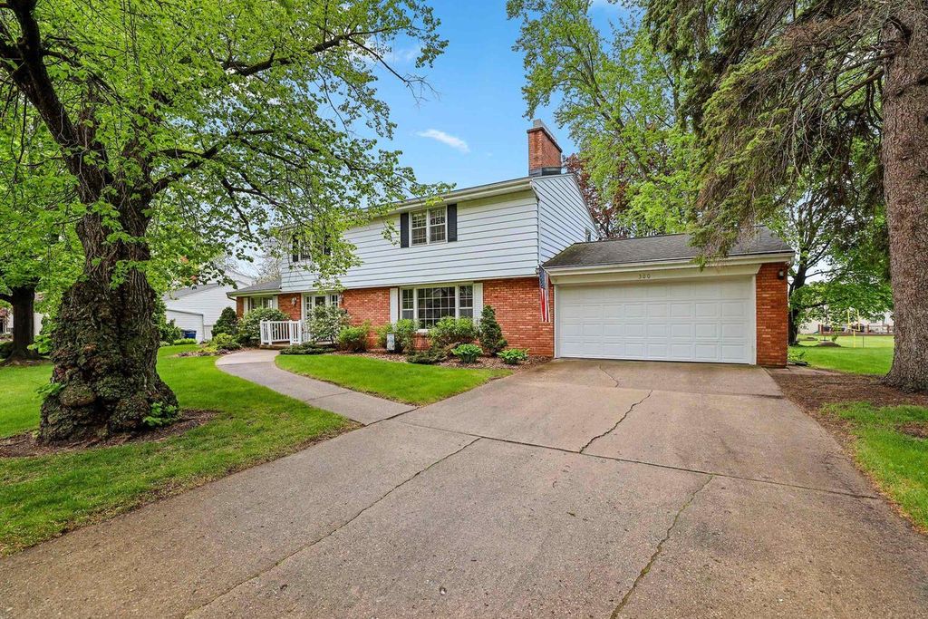Photo of 300 Tower View DRIVE, Green Bay, WI 54301 (MLS # 50325725)