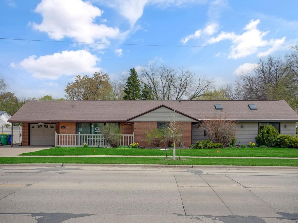 Photo of 1735 S Oneida STREET, Green Bay, WI 54304 (MLS # 1961049)