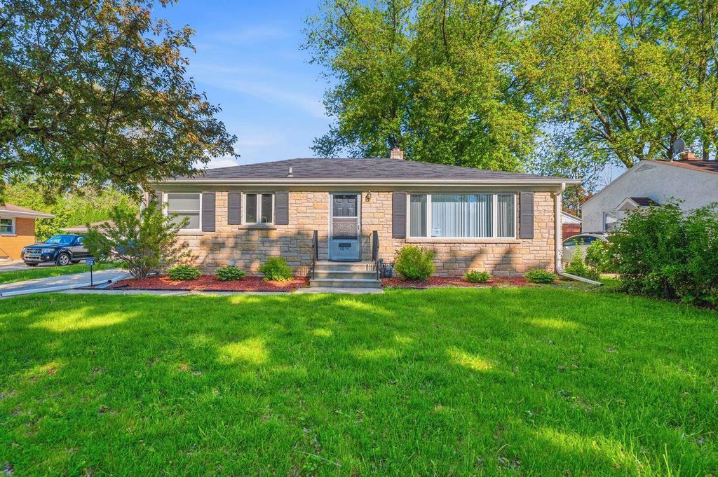 Photo of 1201 Redwood DRIVE, Green Bay, WI 54304 (MLS # 50326475)
