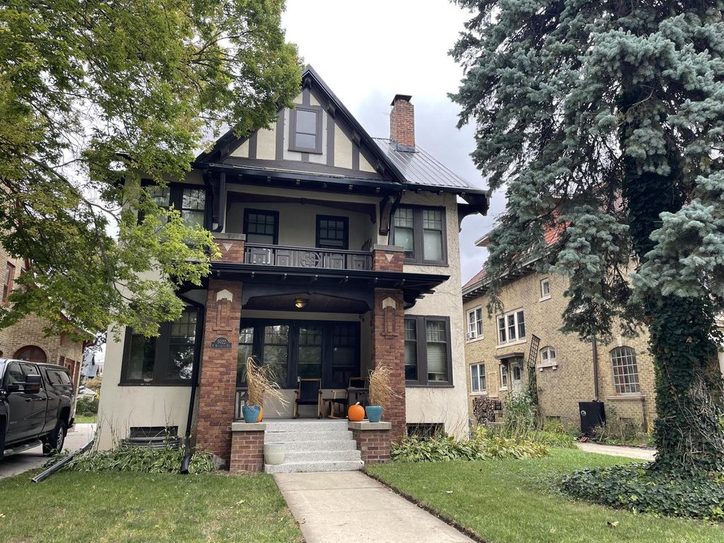 Photo of 5022 W Washington BOULEVARD, Milwaukee, WI 53208 (MLS # 1940278)