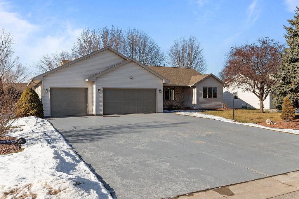 Photo of W5609 Jochmann DRIVE, Appleton, WI 54915 (MLS # 50320421)