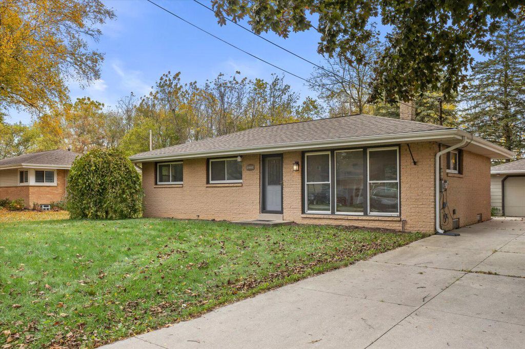 Photo of 9114 Annette PLACE, Oak Creek, WI 53154 (MLS # 1940620)